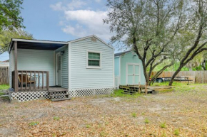 Quaint Texas Studio 1 Mi to Rockport Beach!
